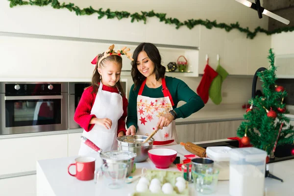 Cocinar Galletas Con Mamá Linda Chica Ayudando Madre Hacer Postre —  Fotos de Stock