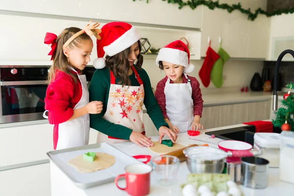 Vrolijke Blanke Familie Met Kerstmutsen Die Koekjesdeeg Snijden Het Punt — Stockfoto