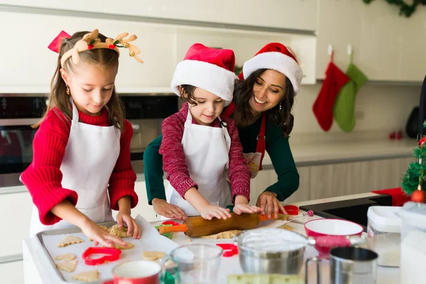 Förbereder Dessert Vacker Glad Mamma Hjälpa Sina Barn Att Baka — Stockfoto