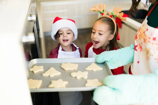 Wauw Opgewonden Jongen Meisje Nemen Koekjes Uit Oven Eten Tijdens — Stockfoto