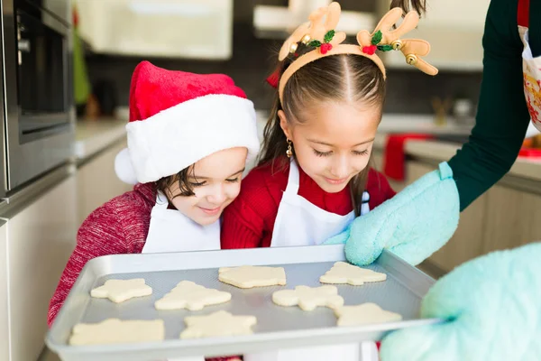 Mamá Sacando Bandeja Galletas Horneadas Del Horno Con Ayuda Sus —  Fotos de Stock