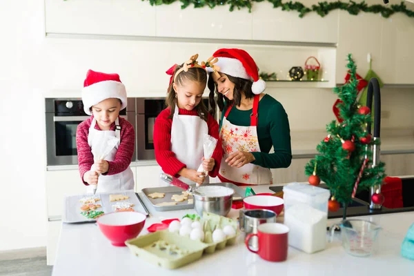 Χαριτωμένα Μικρά Αδέρφια Διακοσμούν Γλάσο Παραδοσιακά Χριστουγεννιάτικα Μπισκότα Στην Κουζίνα — Φωτογραφία Αρχείου