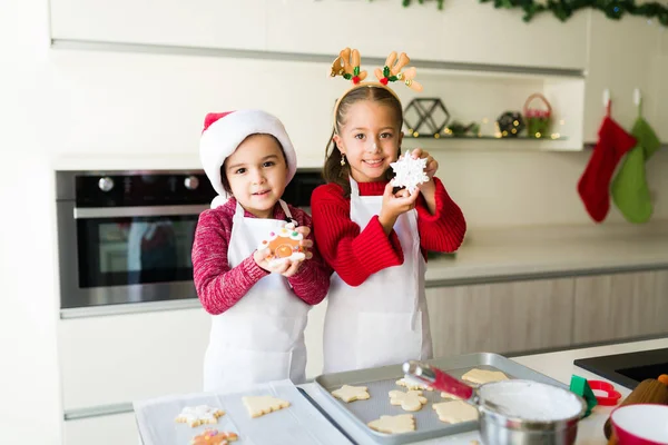 Noel Kurabiyelerini Yemeden Önce Kameraya Bakan Sevimli Küçük Kız Oğlan — Stok fotoğraf