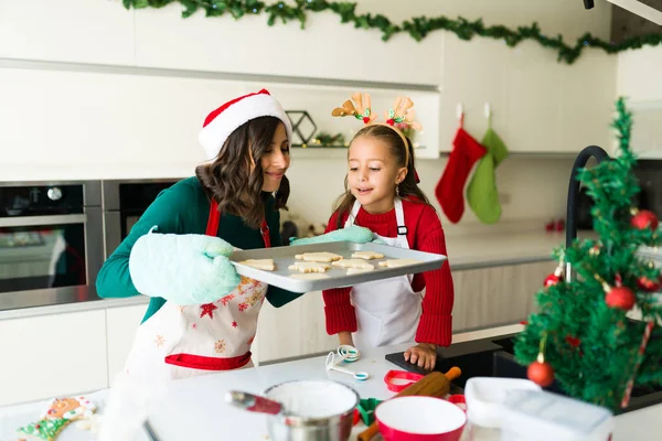 Huele Tan Bien Atractiva Mamá Linda Hija Sacando Las Galletas —  Fotos de Stock