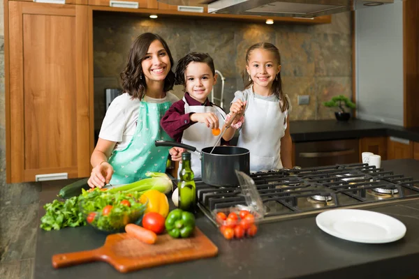 Retrato Una Encantadora Familia Joven Sonriendo Mientras Disfruta Cena Hermosa — Foto de Stock