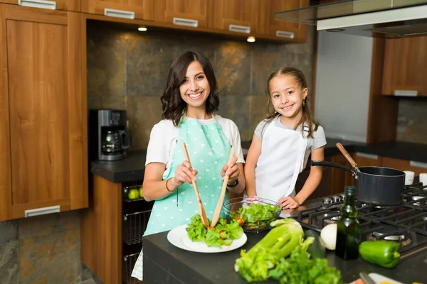 Retrato Una Hermosa Joven Una Niña Haciendo Una Ensalada Verde — Foto de Stock