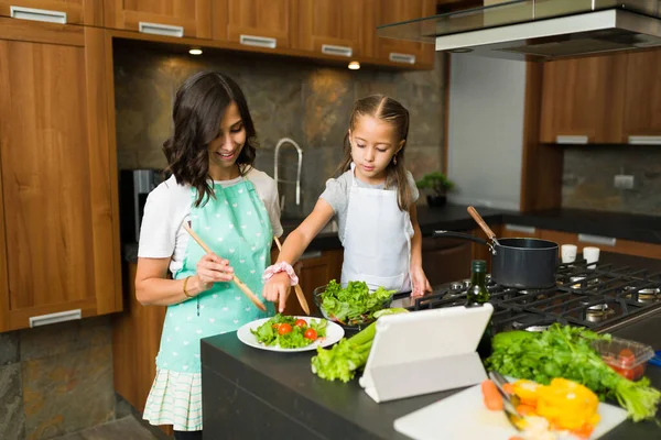 Rozkošná Dívka Pomáhá Své Matce Vařit Zdravé Jídlo Kuchyni Malá — Stock fotografie