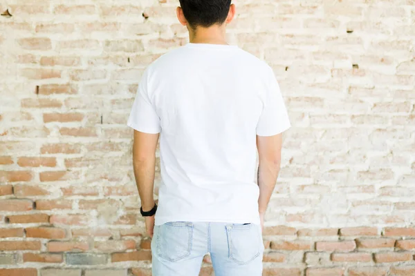 Achteraanzicht Van Een Spaanse Jongeman Met Een Wit Shirt Met — Stockfoto