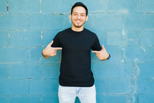 Encanta Nueva Camiseta Negra Joven Sonriente Señalando Diseño Impresión Personalizado —  Fotos de Stock