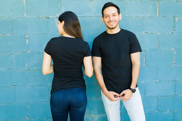 Snyggt Par Matchande Svarta Shirts Med Vacker Design Fram Och — Stockfoto
