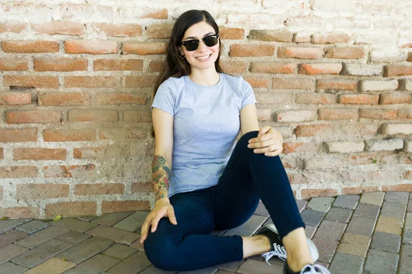 Gorgeous Young Woman Wearing Sunglasses Stylish Print Gray Shirt While — Stock Photo, Image