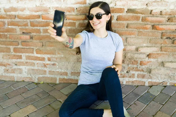 Sahte Gri Tişörtlü Spanyol Genç Kadın Gülümsüyor Dışarıda Akıllı Telefonuyla — Stok fotoğraf