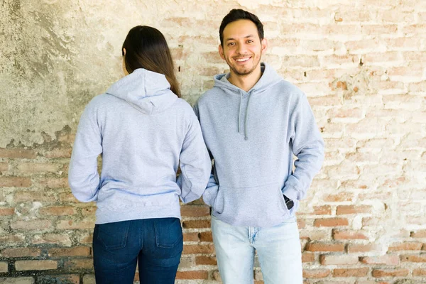 Aantrekkelijk Koppel Met Bijpassende Grijze Sweatshirts Met Een Prachtig Design — Stockfoto