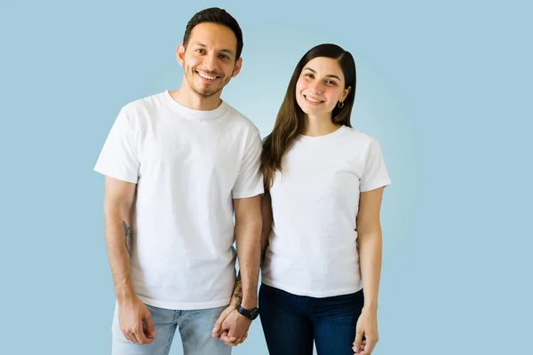 幸せなボーイフレンドとガールフレンド保持手と一致するプリントTシャツを着ている間 カメラを見て — ストック写真