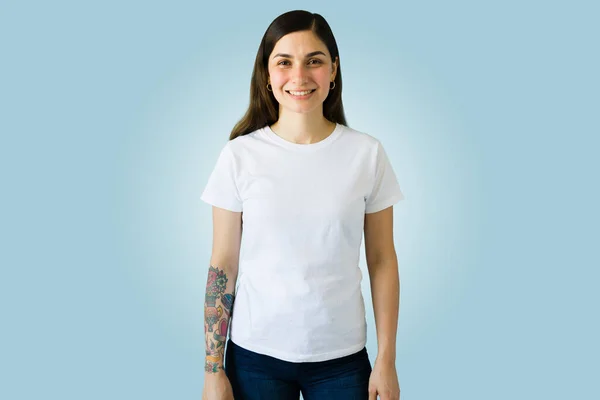 Mulher Bonita Vestindo Uma Camiseta Algodão Casual Com Design Impressão — Fotografia de Stock