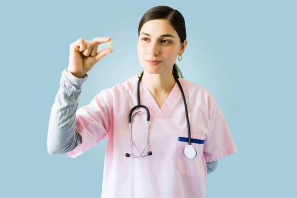 Médica Profissional Segurando Uma Pílula Medicamento Tentando Novo Tratamento Médico — Fotografia de Stock