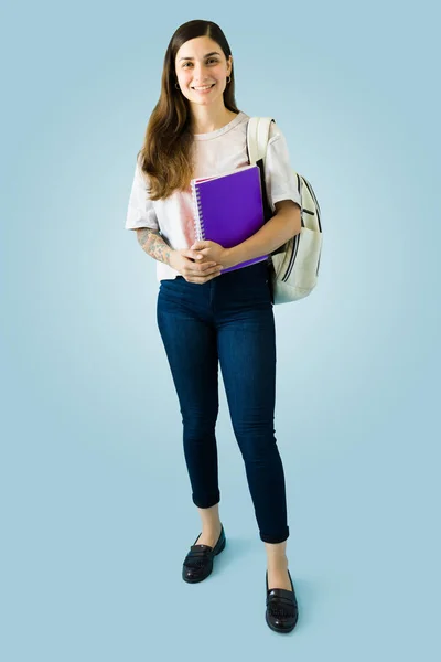 Longitud Completa Una Hermosa Estudiante Universitaria Sosteniendo Sus Cuadernos Una —  Fotos de Stock