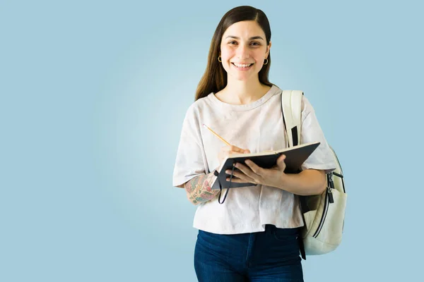 Mijn Academische Week Plannen Prachtige Vrouwelijke Student Schrijven Een Notebook — Stockfoto