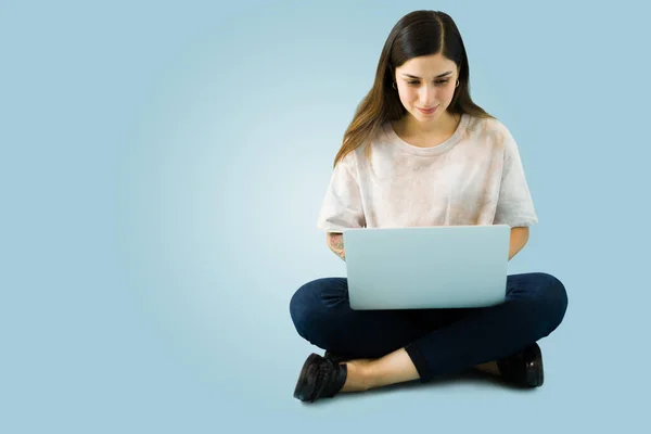 Enjoying Chatting Online Beautiful Smiling Woman Student Sitting While Typing — Stock Photo, Image