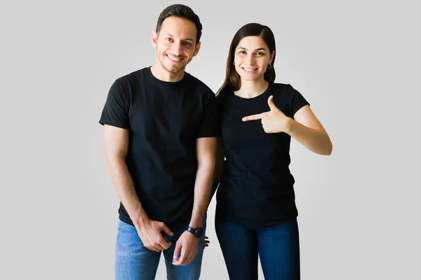 Lateinisches Paar Mit Individuell Bedruckten Shirts Junge Frau Zeigt Auf — Stockfoto