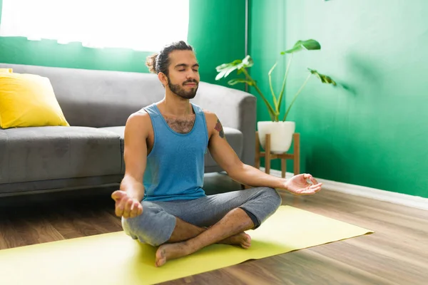 Acalme Homem Hispânico Relaxando Meditando Tapete Exercício Bonito Homem Fazendo — Fotografia de Stock