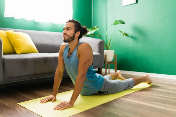 Een Lachende Jongeman Die Een Cobra Pose Beoefent Aantrekkelijke Man — Stockfoto