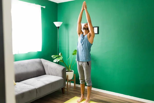 Joven Tranquilo Practicando Una Pose Yoga Saludo Sol Casa Hombre — Foto de Stock