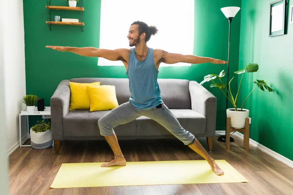 Ich Liebe Yoga Fit Hispanischer Mann Macht Eine Krieger Pose — Stockfoto