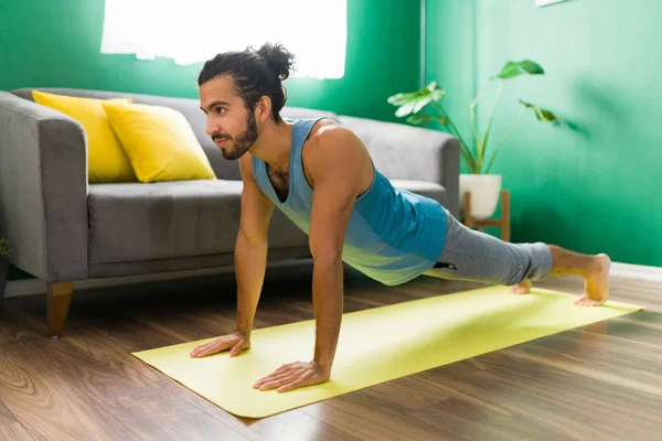 Yoga Training Actieve Jongeman Doet Een Plank Pose Tijdens Het — Stockfoto