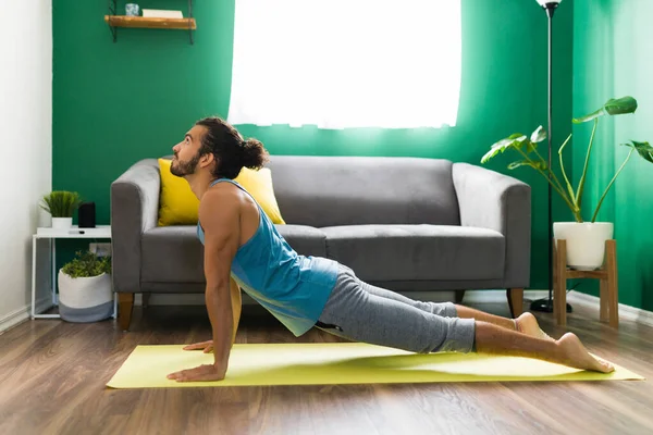 Homem Bonito Numa Pose Cão Ascendente Homem Hispânico Desfrutando Treino — Fotografia de Stock