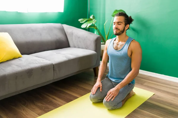 Relajarse Con Yoga Hombre Hispano Calmado Una Pose Rayo Con — Foto de Stock