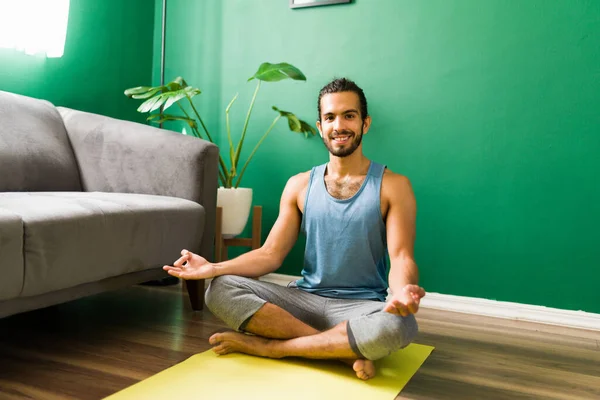 Retrato Homem Hispânico Relaxado Uma Pose Ioga Fácil Fazer Contato — Fotografia de Stock