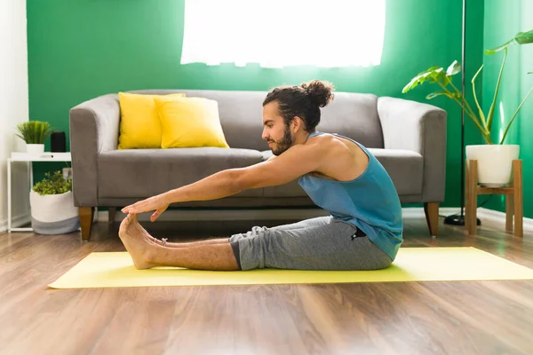 Doblar Hacia Adelante Postura Yoga Ajuste Hombre Hispano Estirando Sus — Foto de Stock