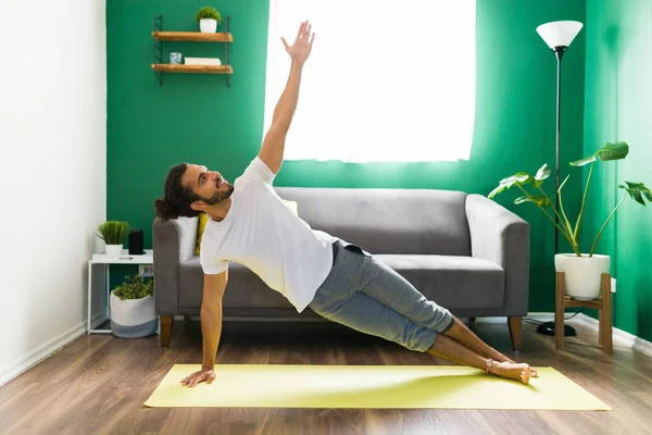 Entrenamiento Matutino Hombre Latino Guapo Sonriendo Mientras Practica Una Tabla — Foto de Stock