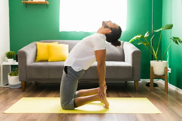 Hombre Hispano Sus Años Estirándose Disfrutando Entrenamiento Yoga Sala Estar — Foto de Stock