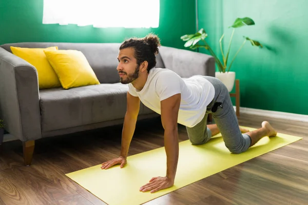 Joven Hispano Haciendo Ejercicios Respiración Mientras Practica Una Pose Yoga — Foto de Stock