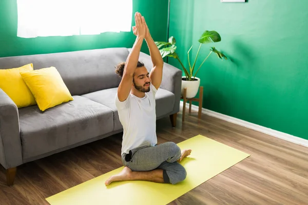 Meditación Mejor Hombre Tranquilo Unos Años Una Pose Yoga Águila — Foto de Stock