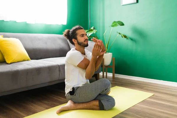 Joven Hispano Practicando Una Pose Yoga Águila Una Alfombra Ejercicio — Foto de Stock