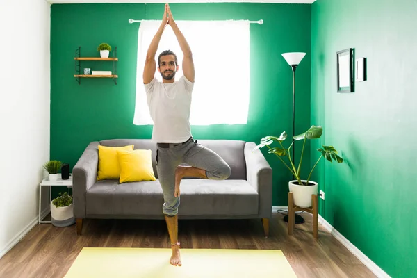 Manter Estilo Vida Saudável Homem Latino Atraente Praticando Uma Pose — Fotografia de Stock