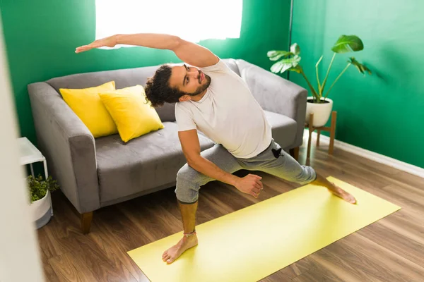 Sportieve Jongeman Een Zijwaartse Yoga Pose Fit Spaanse Man Oefenen — Stockfoto