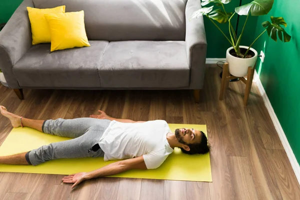 Alto Ángulo Joven Relajado Acostado Una Esterilla Yoga Haciendo Una —  Fotos de Stock