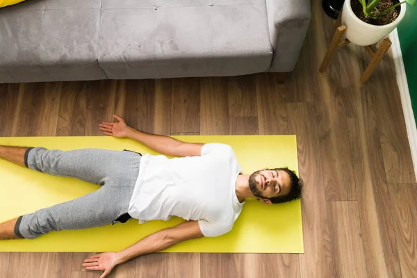 Vista Superior Joven Feliz Sonriendo Relajándose Mientras Disfruta Ejercicio Yoga — Foto de Stock