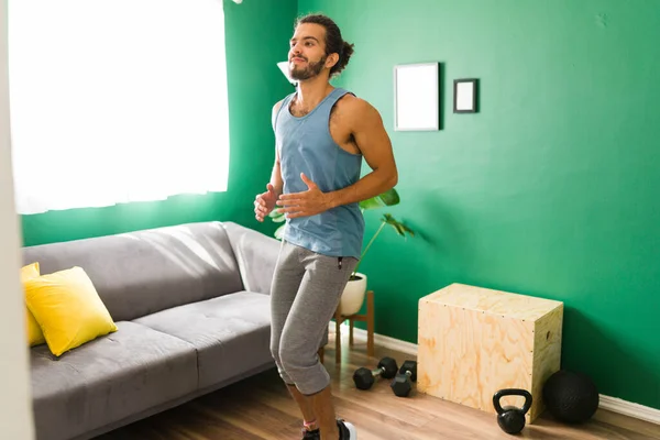 Genießen Sie Ein Cardio Training Schöner Lateinischer Mann Activewear Läuft — Stockfoto