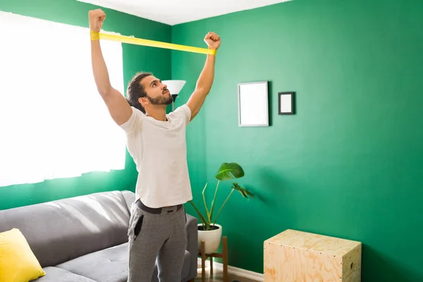 Jeune Homme Sportif Tenant Une Bande Résistance Dessus Tête Entraînant — Photo