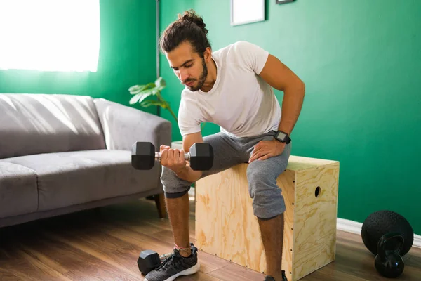 Gericht Jongeman Zitten Een Sprong Doos Kijken Naar Zijn Biceps — Stockfoto