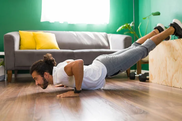 Fit Hispanischer Mann Macht Liegestütze Mit Pylo Box Während Eines — Stockfoto