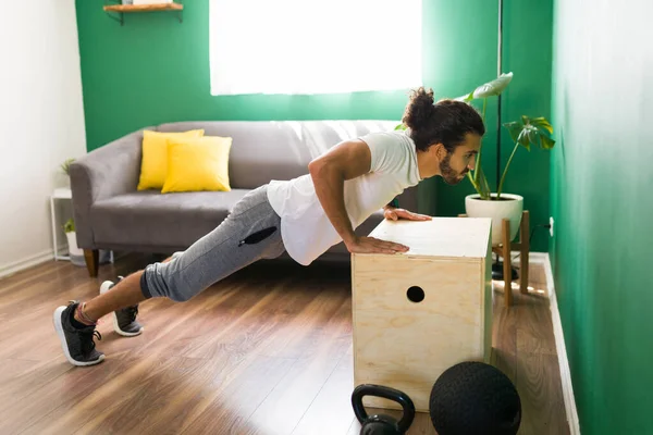 Kruistraining Thuis Gezonde Jongeman Doet Push Ups Met Behulp Van — Stockfoto