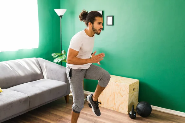 Running Place Sporty Latin Man Running Living Room While Doing — Stock Photo, Image