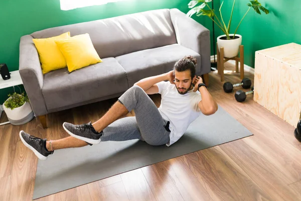 Fitness Hispanischer Mann Beim Fahrradknirschen Auf Einer Trainingsmatte Während Eines — Stockfoto