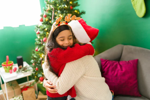 Amo Mãe Adorável Menina Latina Abraçando Sua Linda Mãe Com — Fotografia de Stock